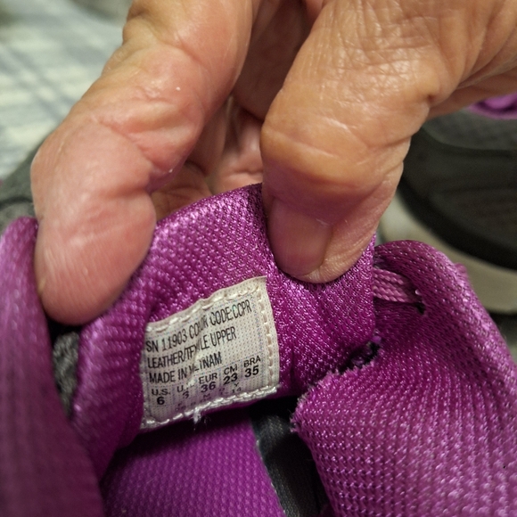 Sketchers size 6 - Picture 3 of 4